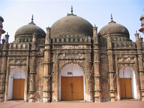  Lal Shahi Masjid: Architektoniczna perełka Moghulów i świadectwo wiary w epoce Akbarów